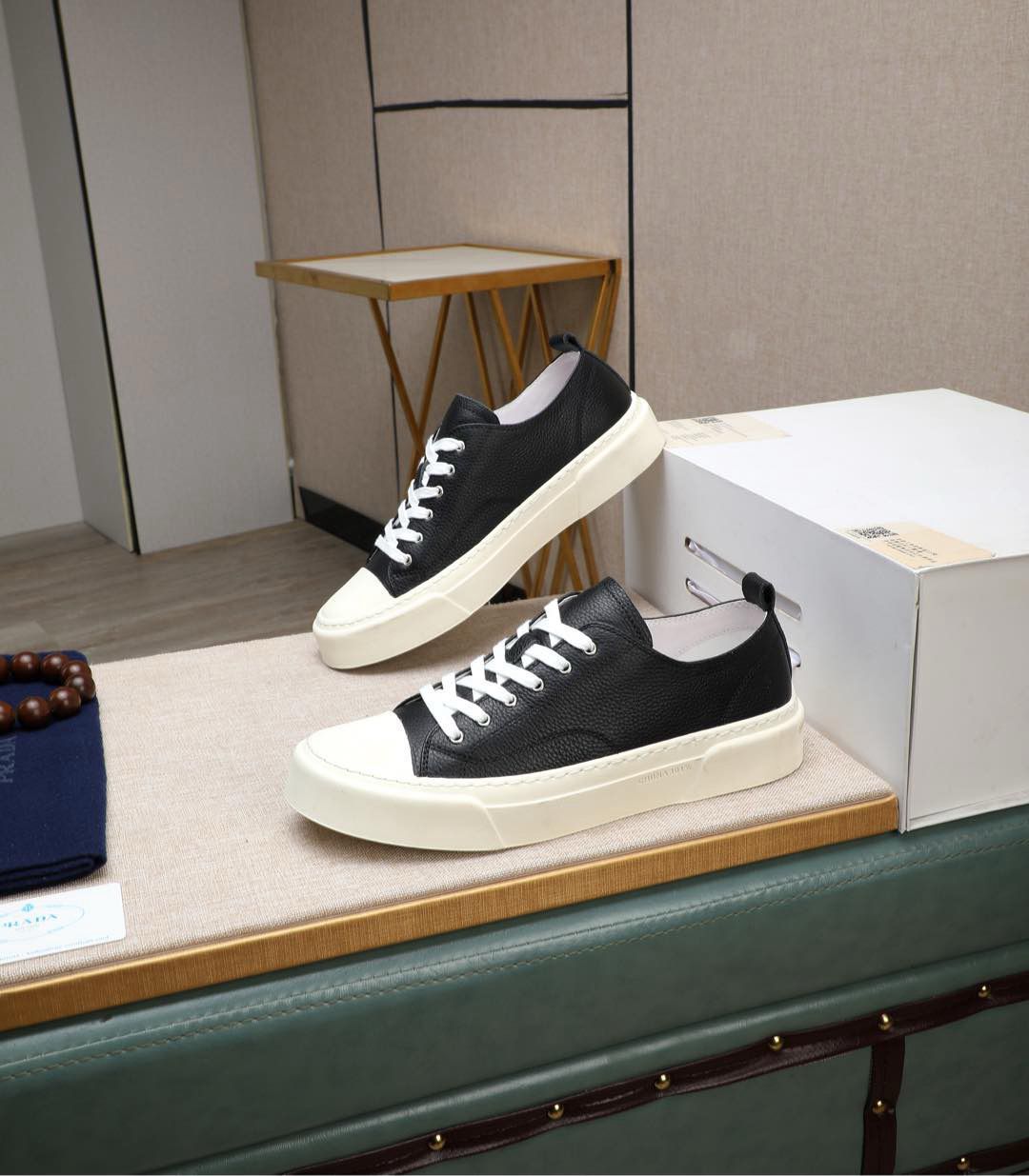 Low-top casual sneaker