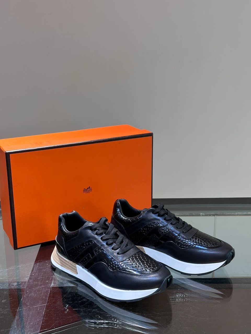 mens sneakers  breathable shoe