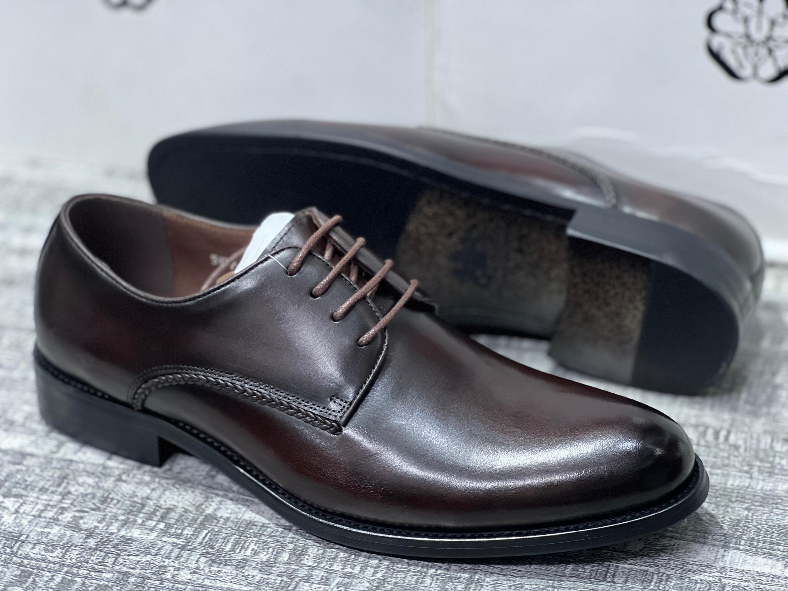 lace-up leather shoes