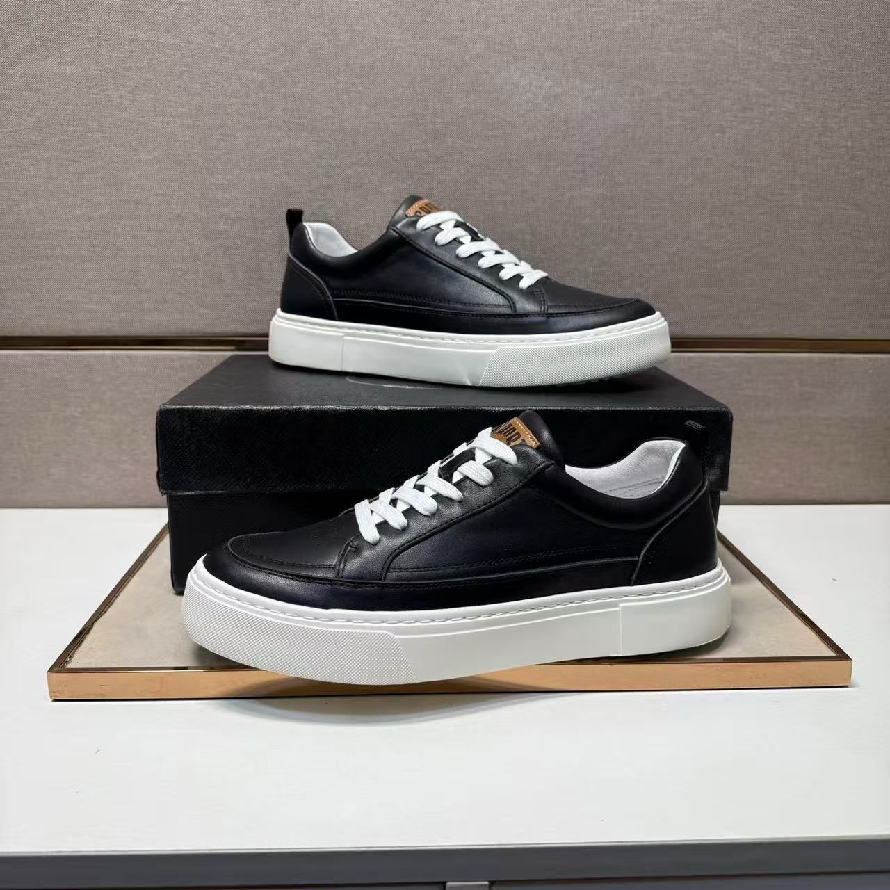 Low-top casual sneaker