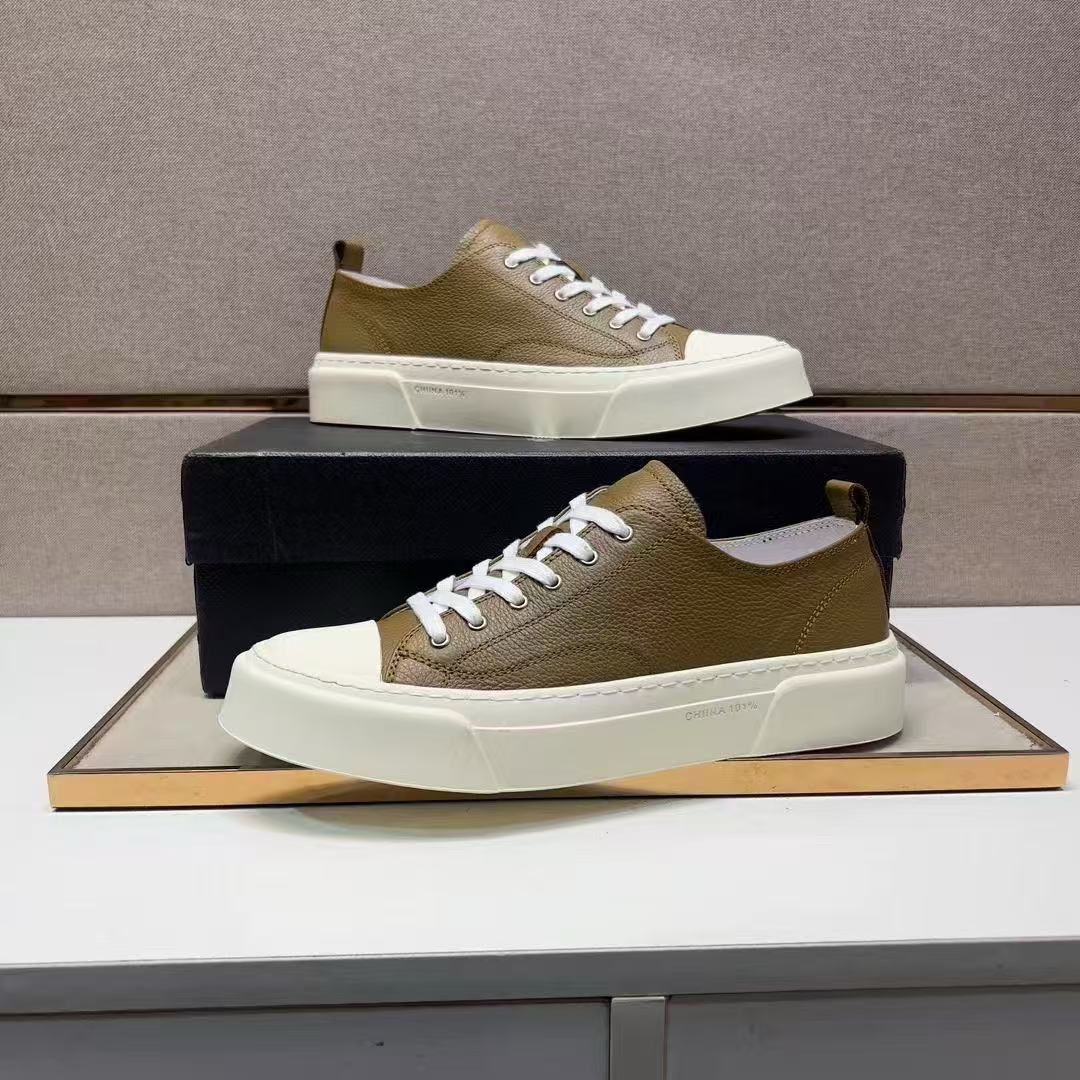 Low-top casual sneaker