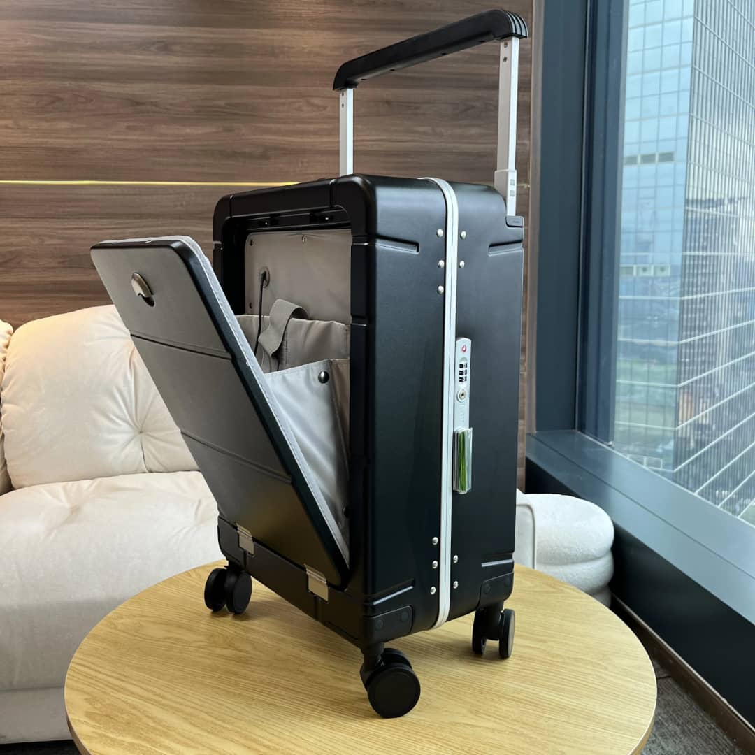 Hard-shell cabin luggage